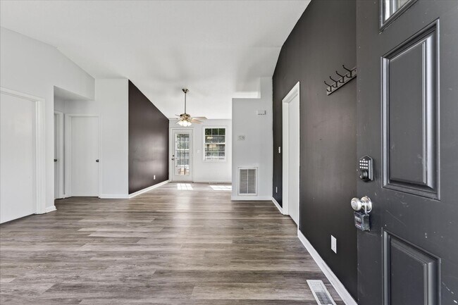 Building Photo - 727 Acorn Dr