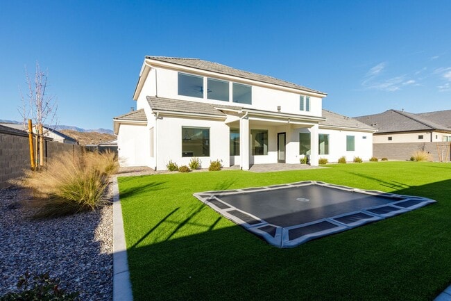 Building Photo - 6 bed / 4 bath / 3 car garage custom home in Pecan Valley