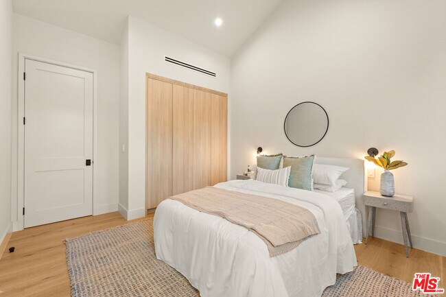 Building Photo - 11748 La Maida St