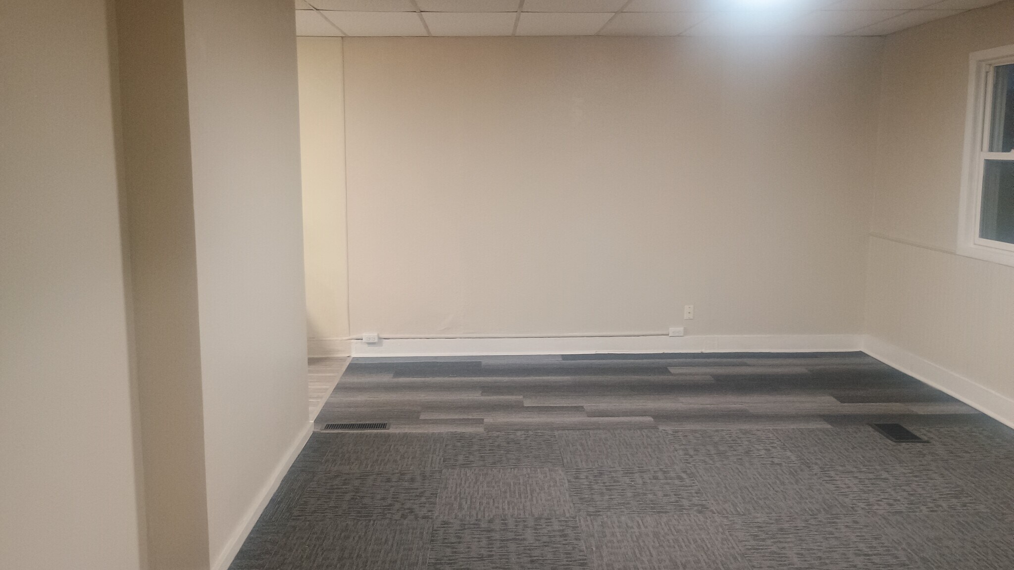 Building Photo - 1118 E Hines Ave