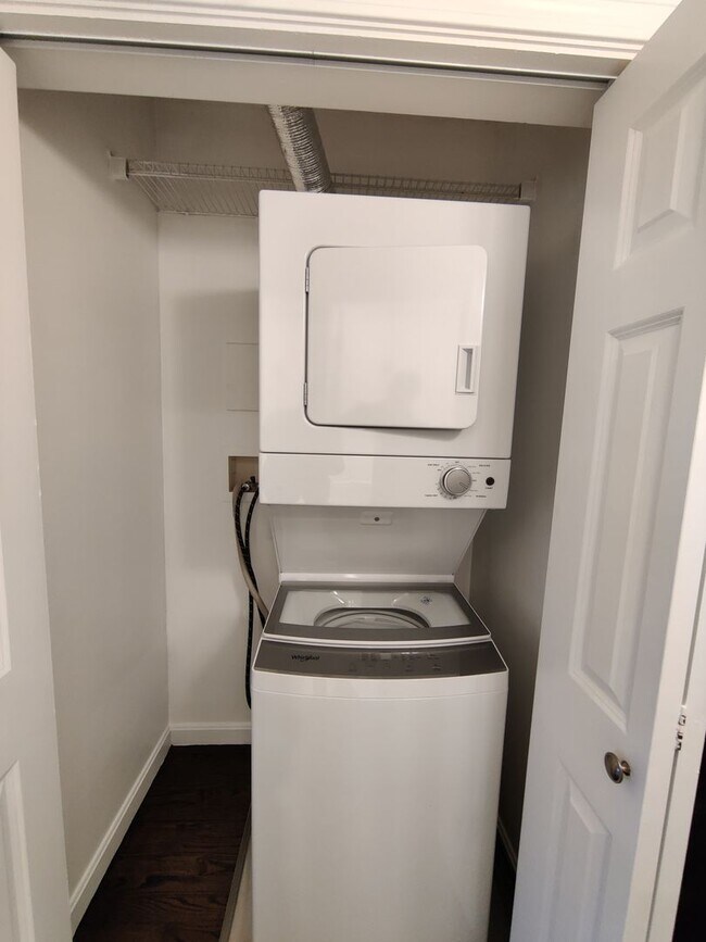 Building Photo - Coolidge Corner Area of Brookline. In-Unit Washer and Dryer, Heat, Hot Water Included, Bonus Room