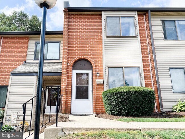 Building Photo - 910 Valley Dr