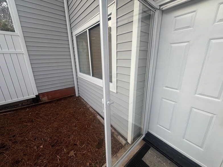 Building Photo - Room in Townhome on Sandy Creek Dr