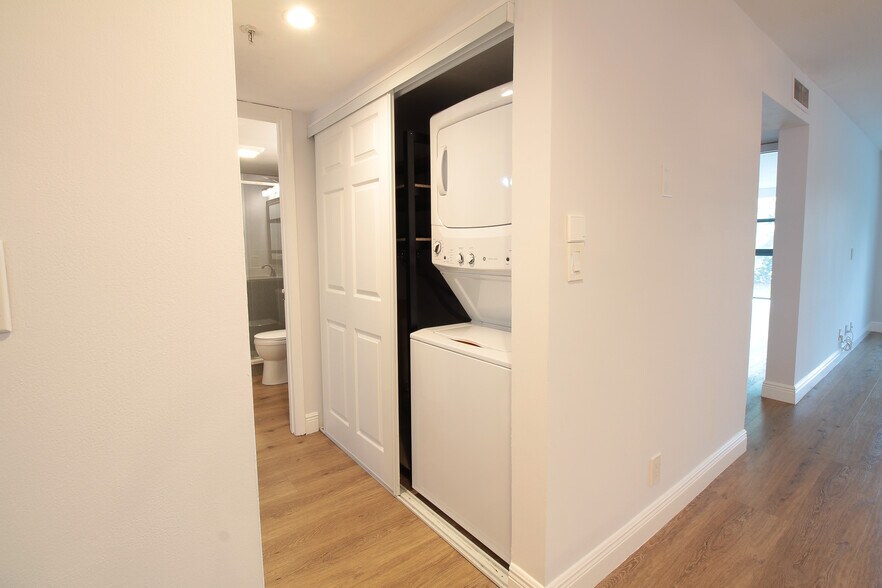 Building Photo - 6562 Boca del Mar Dr