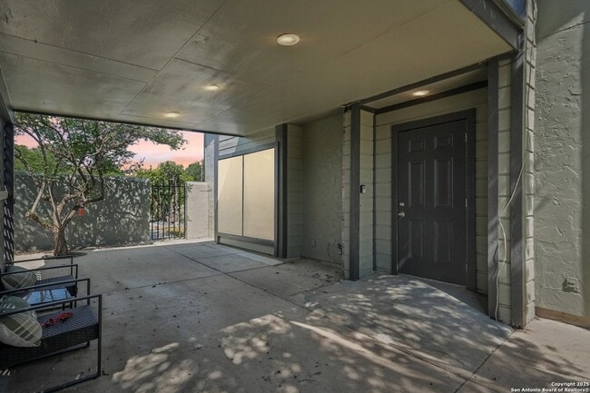 Building Photo - 10609 Starcrest Dr