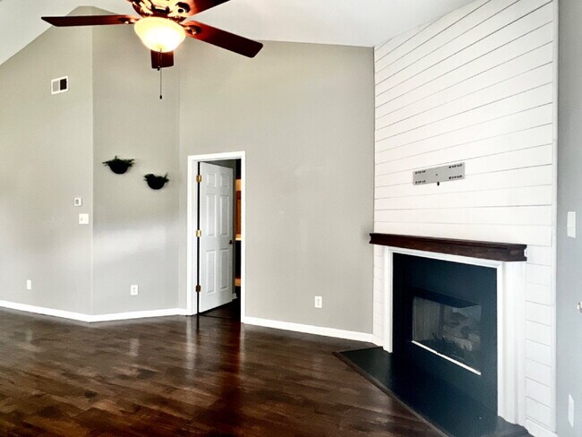 Building Photo - UPDATED 1 STORY TOWNHOME!