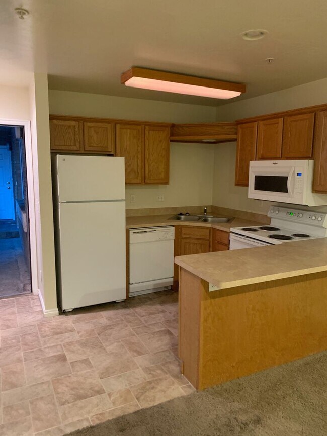 Building Photo - 672 N 500 W