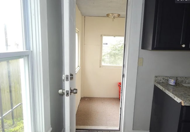 Building Photo - 10817 Hull Ave