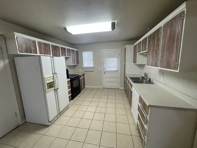 Building Photo - Beautiful House Located Minutes From Medical District & Marsha Sharp Fwy!