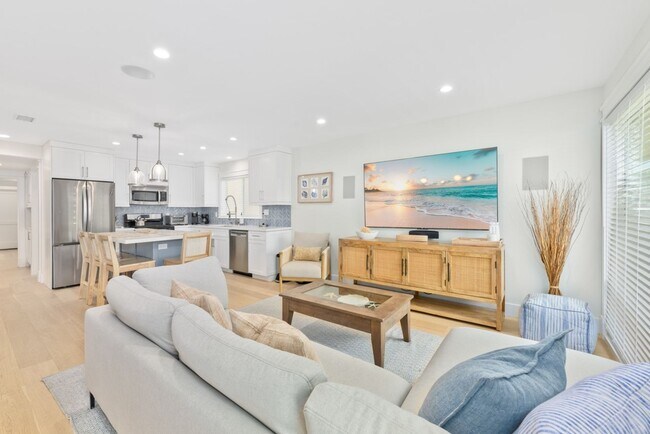Building Photo - Coastal Furnished Extended Stay Home | Newport Beach Balboa Peninsula