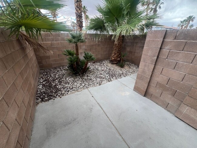 Building Photo - 3 bedrom 2.5 bath Gated Community Townhome with community  Pool, Spa & Private Garage