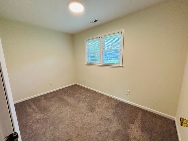 Building Photo - 100 Edgewood Ln