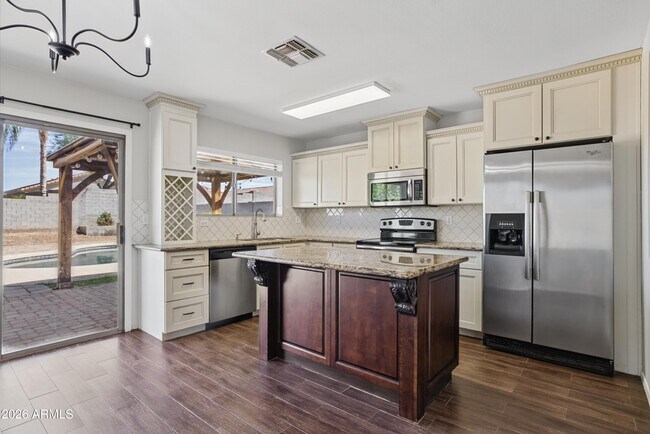 Building Photo - 10538 W Foothill Dr