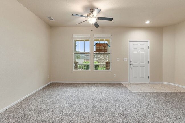 Building Photo - Evolve Real Estate: Beautiful 3 Bed / 2.5 ...
