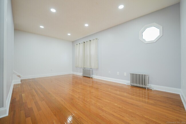 Building Photo - 377 Peck St