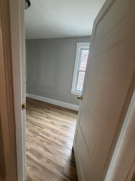 bedroom 2 - 1305 Airbrake Ave