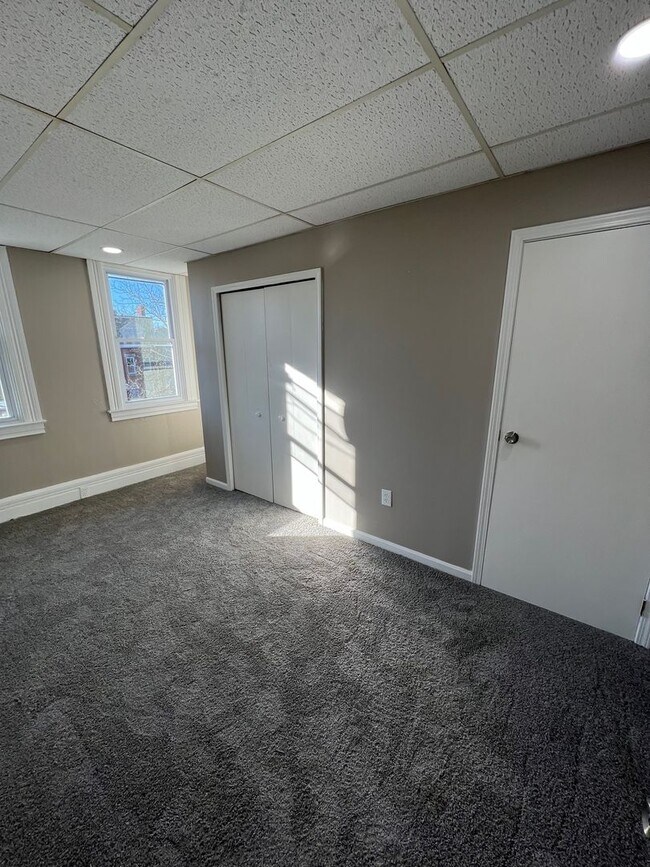 Building Photo - Newly Renovated 3 Bedroom, 1 Bathroom in Spring Hill- Central Air and Brand New Kitchen!!