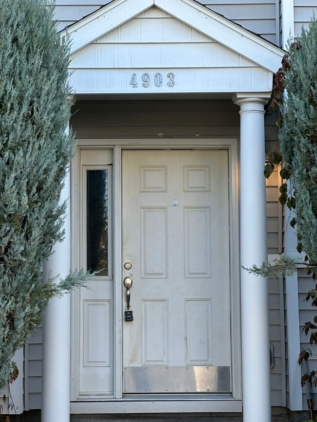 Building Photo - Spacious 2 bed/2.5 bath with bonus room townhome off Road 68