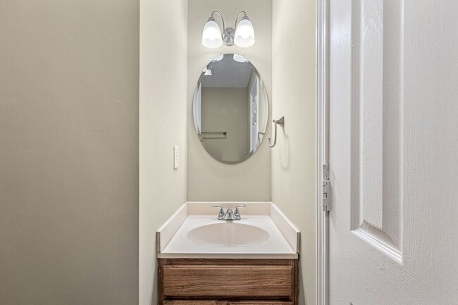 Building Photo - Welcome to this charming 4 bedroom, 2 bathroom home located in Greensboro, NC.