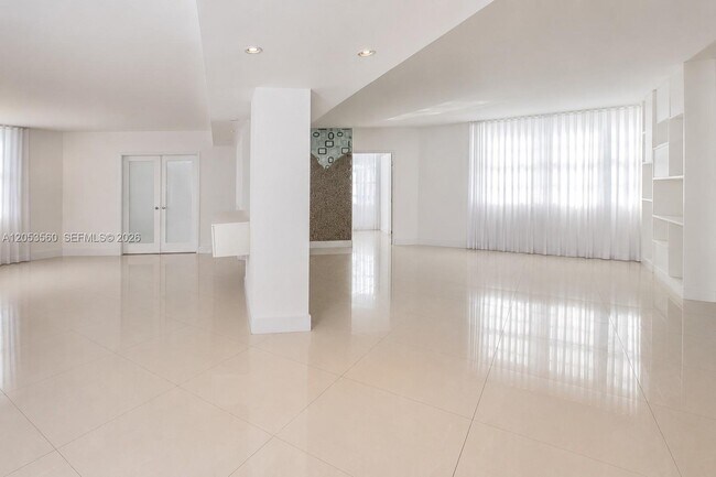 Building Photo - 825 Brickell Bay Dr