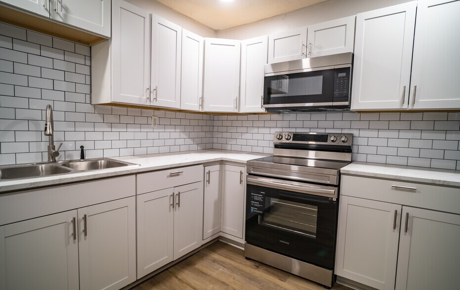 Building Photo - 3825 Crane Dr NE