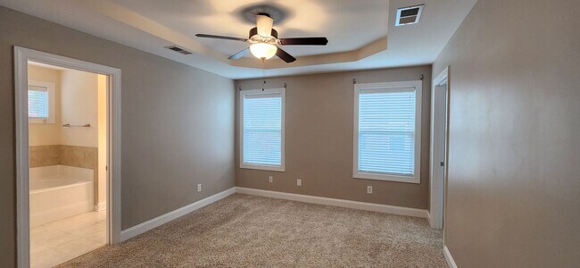 Building Photo - Great home in desirable neighborhood! Washer/Dryer Included!