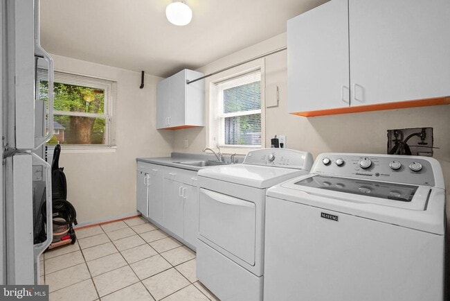 Building Photo - 1415 Mayflower Dr