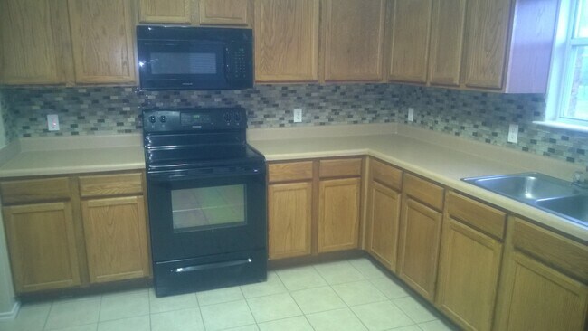 Island Kit Overlooks "Great Rm" - 130 Easy St