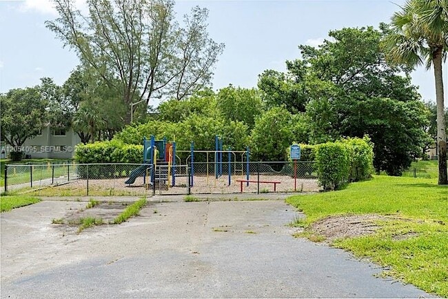 Building Photo - 1201 Lake Victoria Dr