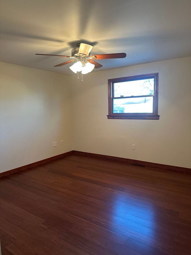 Building Photo - 3 Bedroom 1 Bathroom Home for Rent East Si...