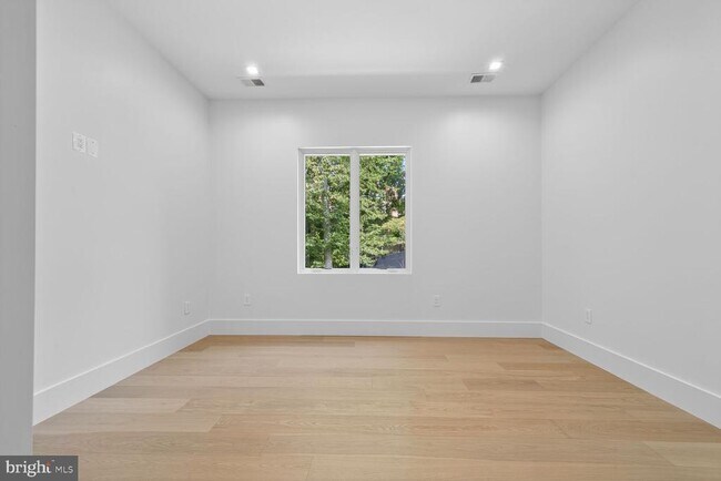 Building Photo - 4509 Foxhall Cres NW