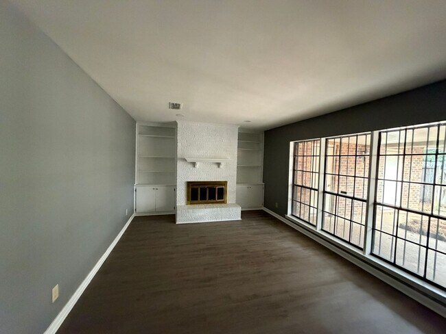 Building Photo - Newly Renovated Home!