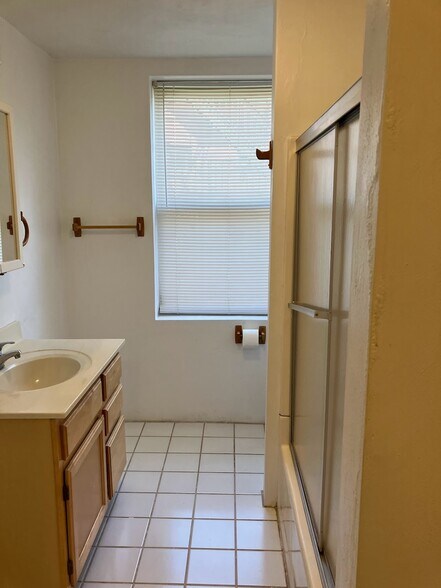 Building Photo - 5819 Bartlett St