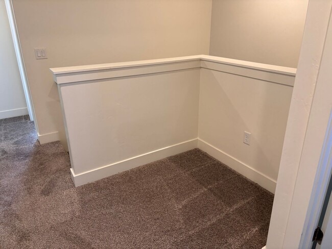 Building Photo - 4 bed | 2 1/2 bath | 2 car garage in Deser...