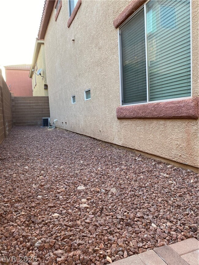 Building Photo - 10555 Lessona St