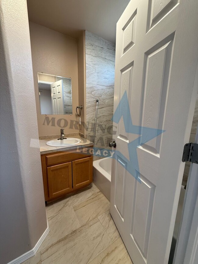 Building Photo - Townhome in Great Location!