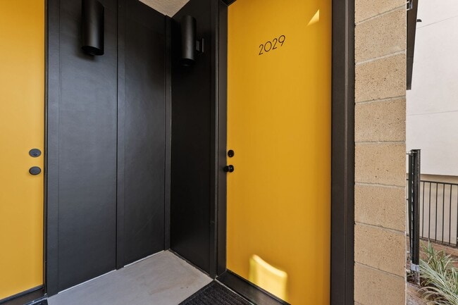 Building Photo - Contemporary Little Italy Studio!