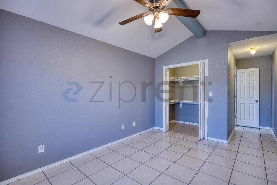 Building Photo - Unit