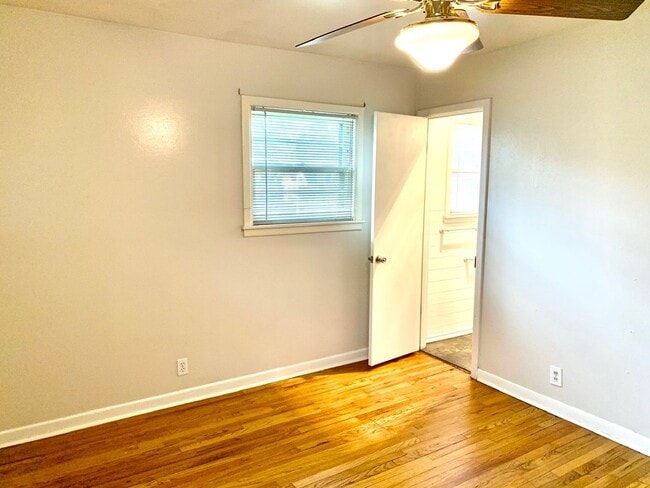 Building Photo - 3 bedroom 2 bath 1 car garage