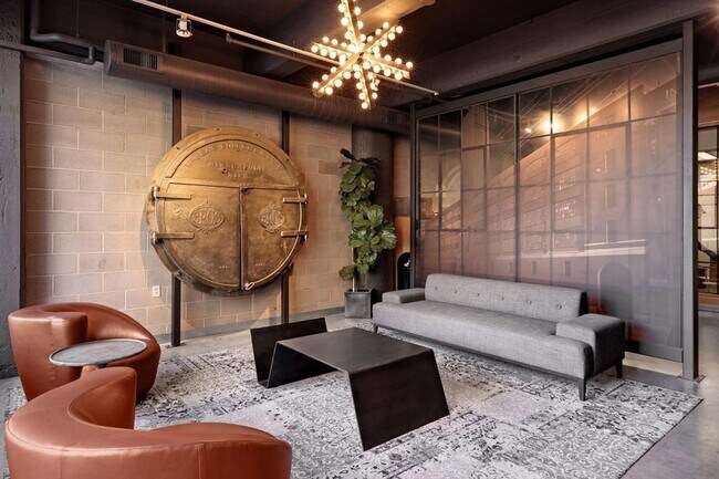 Building Photo - 700 N Washington Ave