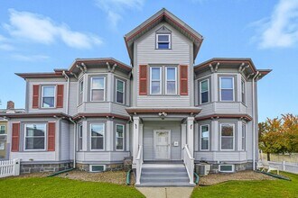 Building Photo - 659 Moody St