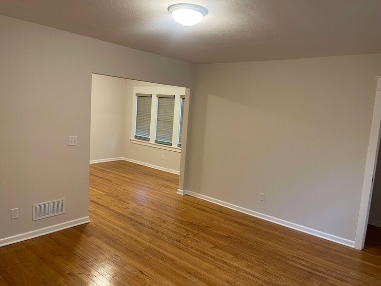 Living/Dining Room - 1104 W Chambers St