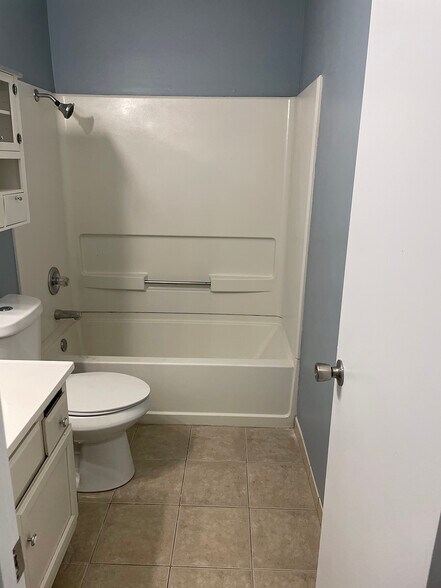 downstairs full bath - 504 Arrowhead Dr