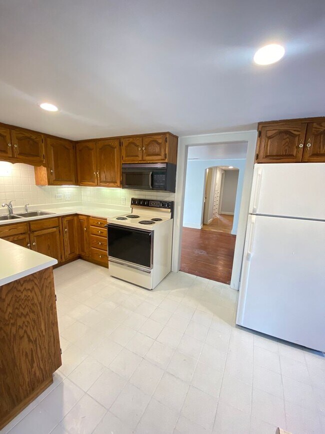 Building Photo - 2409 Omro Rd