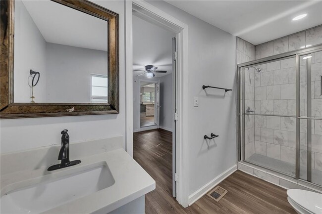 Building Photo - 845 Oak St NW