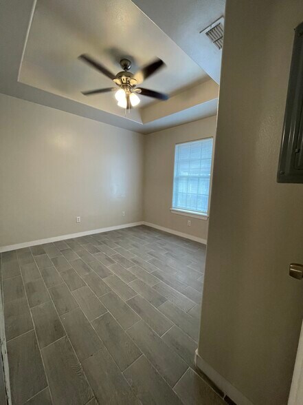 Building Photo - 1404 E Quail St