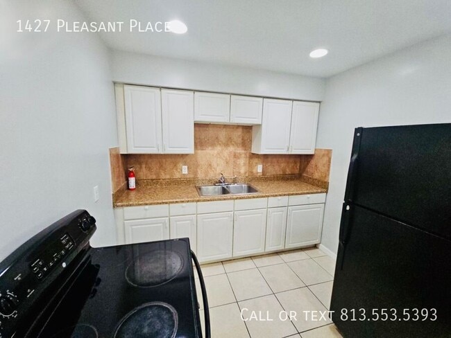 Building Photo - 1427 Pleasant Pl