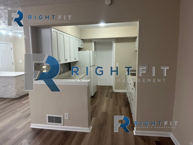 Building Photo - Charming House in Dayton