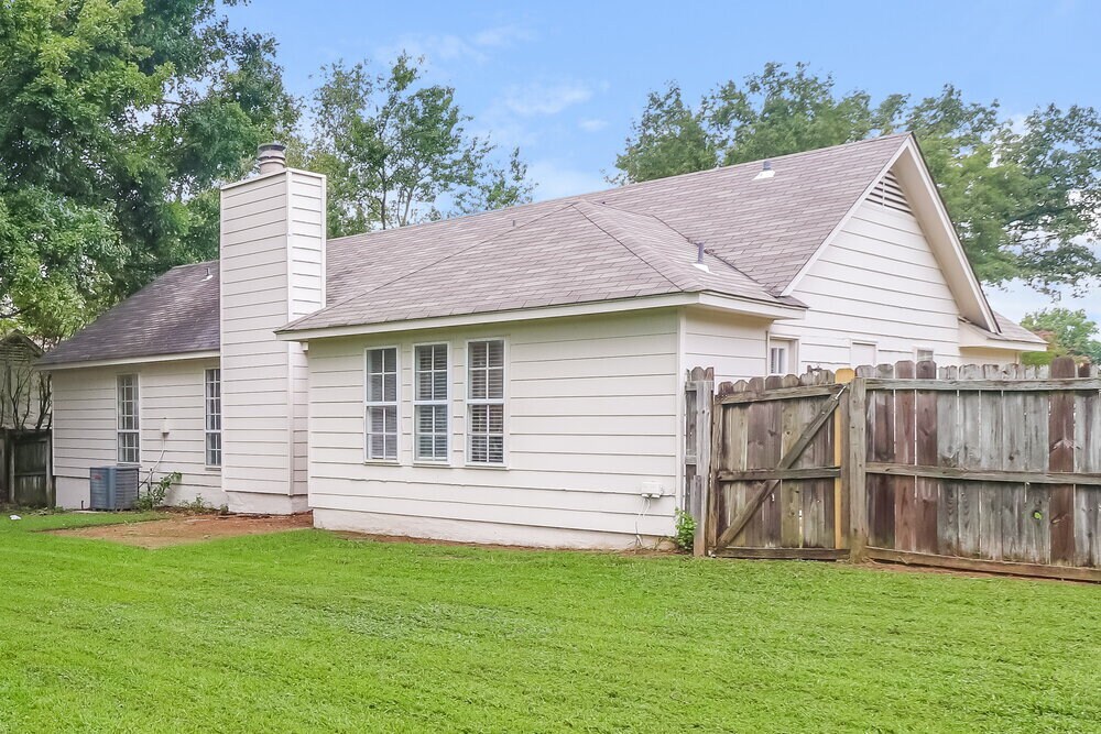 Building Photo - 6049 Lawnhill Dr