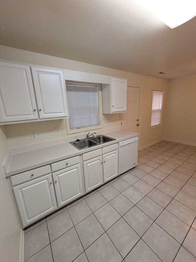 Building Photo - 2BD/2.5BA Unit at Water Oaks in Hickory!